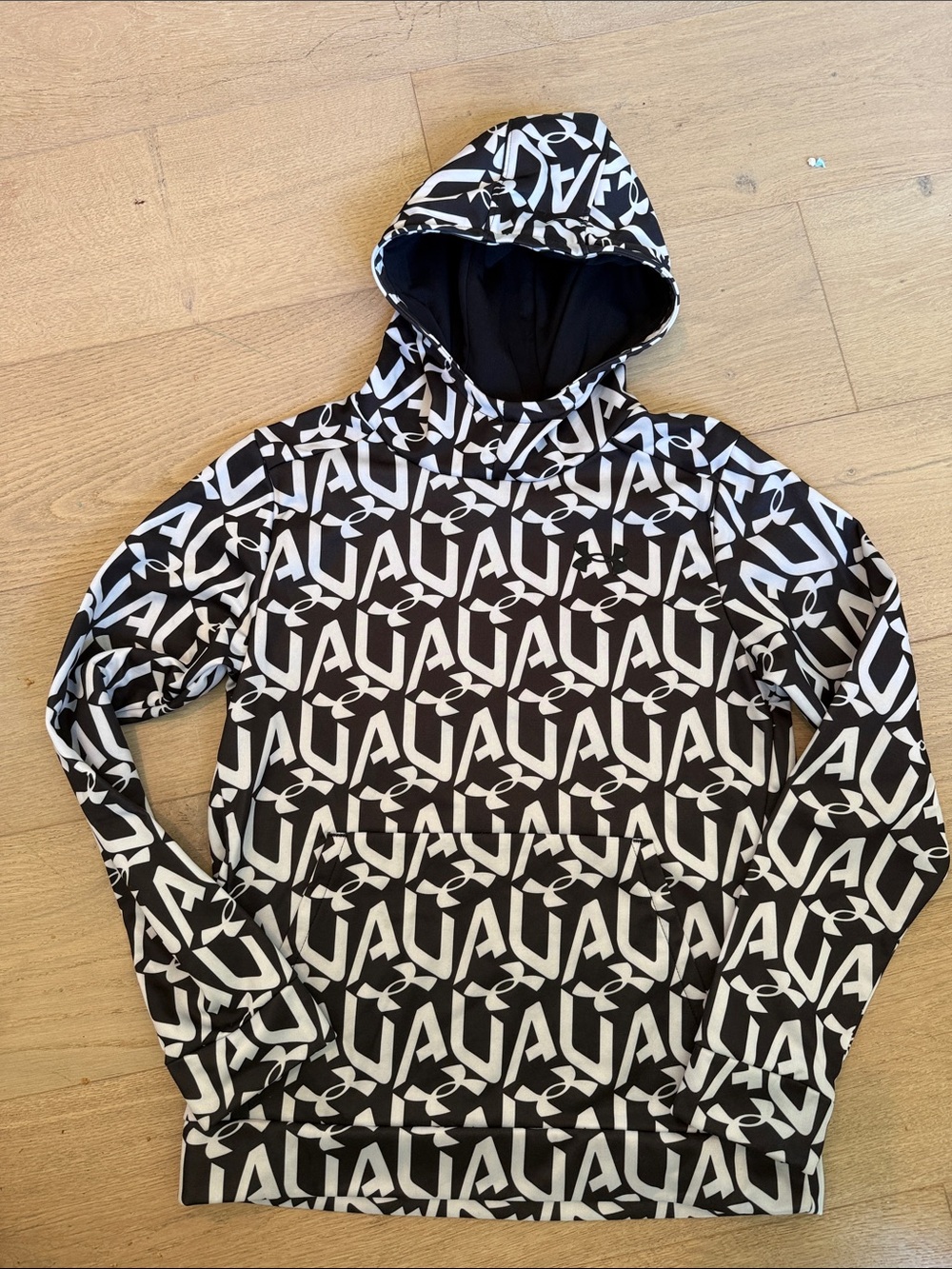 Black & White Under Armour Logo-Print Hoodie youth large black white sweatshirt